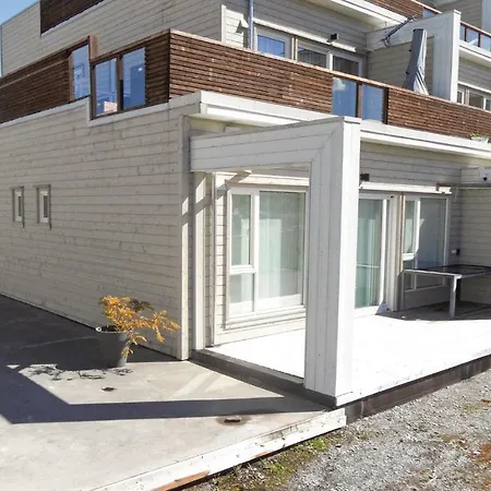 Three-bedroom In Helgoysund * Sjernaroy