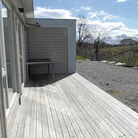 Three-bedroom In Helgoysund